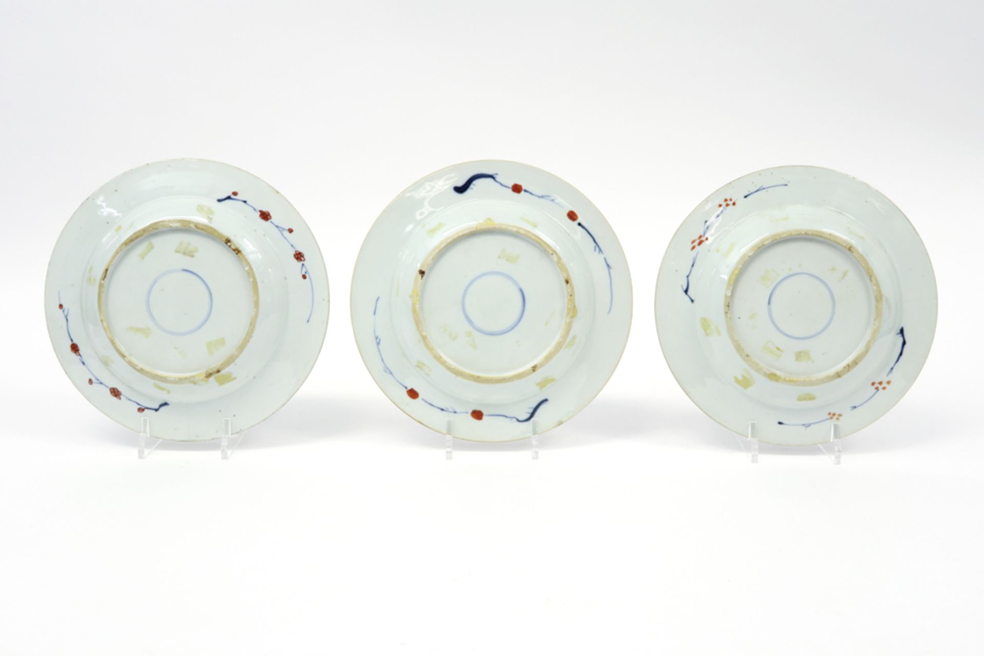 series of three small 18th Cent. Chinese plates in porcelain with vegetal Imari decor || Serie van - Bild 2 aus 2