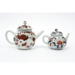 two 18th Cent. Chinese teapots in porcelain, one with Imari decor || Lot van twee achttiende