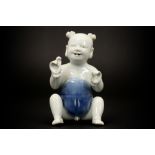 small 18th Cent. Chinese "laughing boy" sculpture in porcelain || Achttiende eeuws Chinees