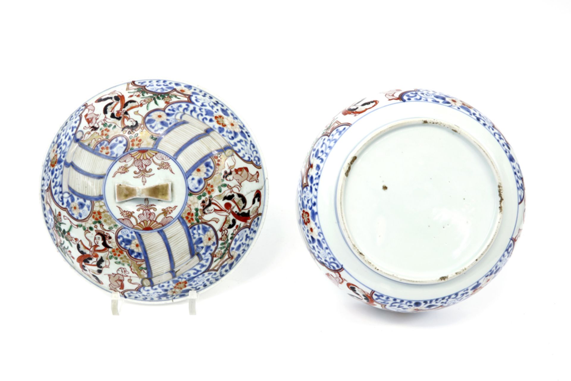 17th/18th Cent. Japanese lidded Arita tureen in porcelain with an Imari decor with female figures || - Image 3 of 4