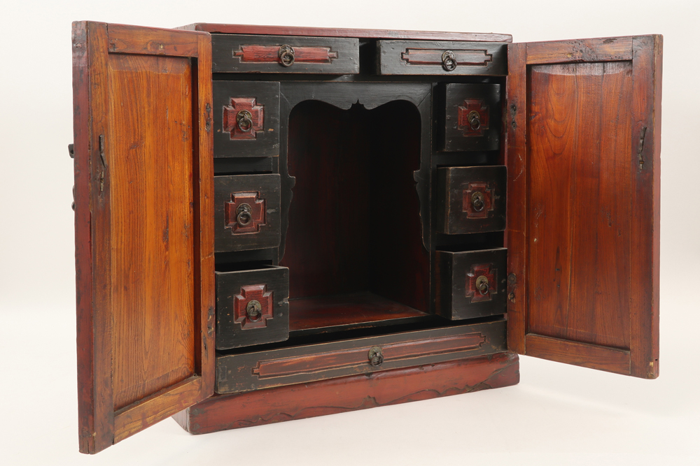 small antique Chinese altar cabinet in lacquered wood || Antiek Chinees altaarkabinetje in gelakt - Bild 3 aus 3