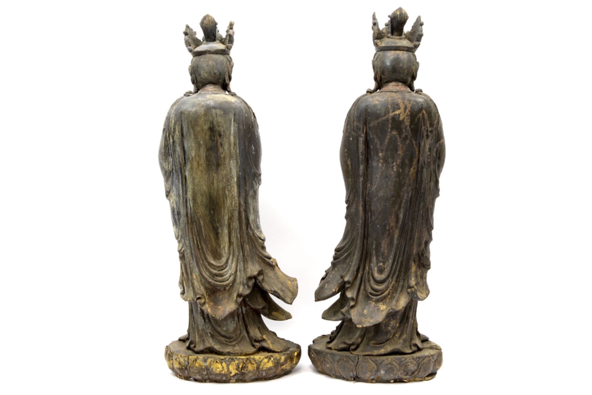 pair of quite big Chinese Qing dynasty "Buddhist Monk" sculptures in polychromed wood || CENTRAAL - Bild 4 aus 4