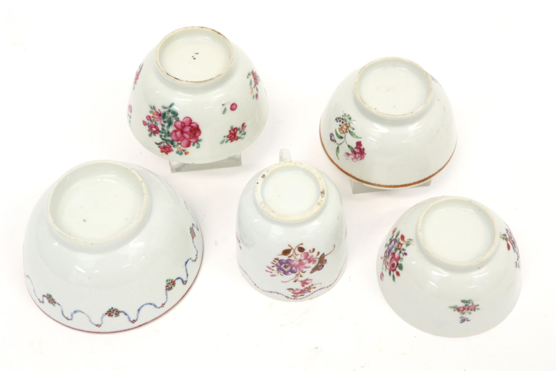 five 18th Cent. Chinese cups in porcelain with polychrome decor || Lot van vijf achttiende eeuwse - Image 3 of 3