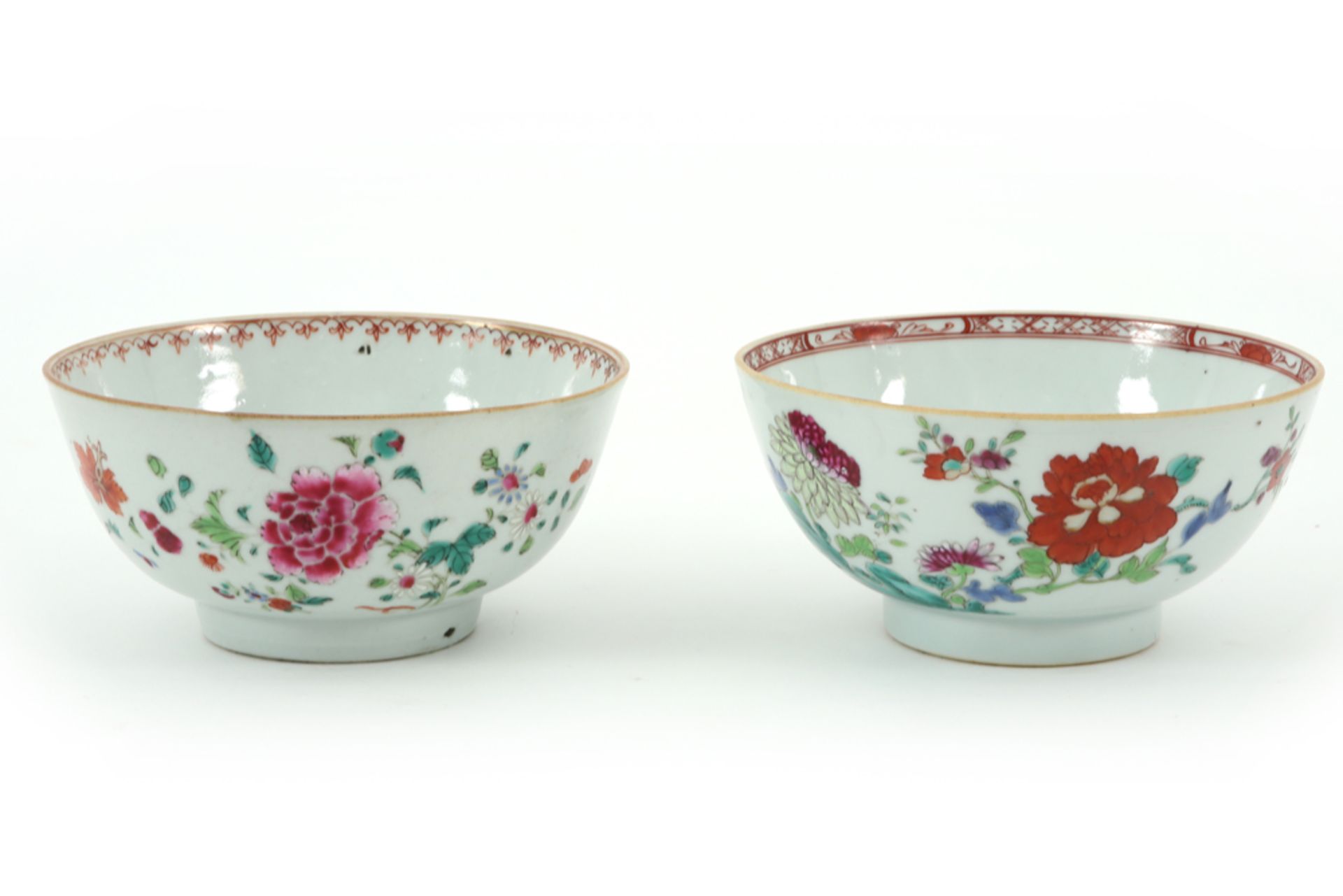 pair of 18th Cent. Chinese bowls in porcelain with a 'Famille Rose' flower decor || Paar