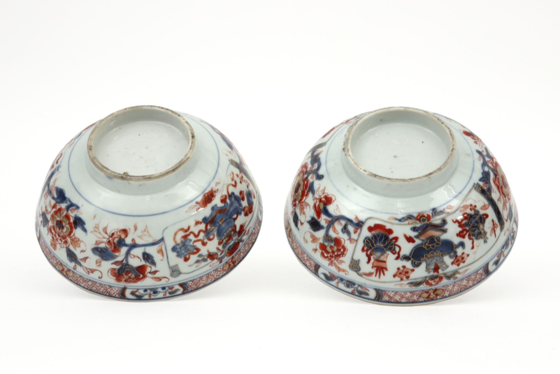 pair of 18th Cent. Chinese bowls in porcelain with an Imari decor || Paar achttiende eeuwse - Image 3 of 3