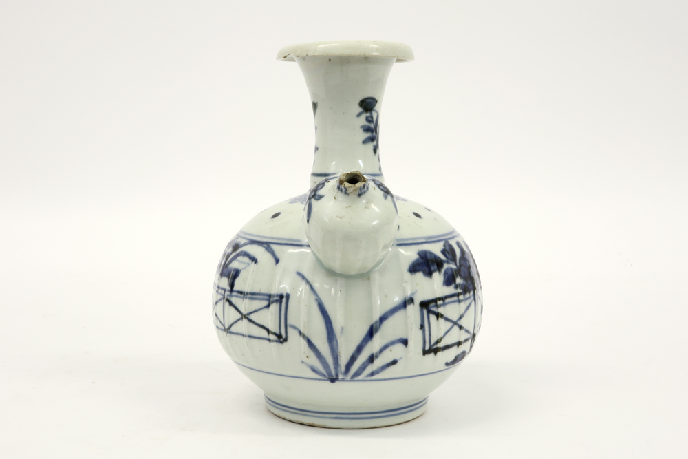 Chinese kendi in porcelain with a blue-white decor || Chinese zgn "kendi" met typische vorm in - Bild 3 aus 6