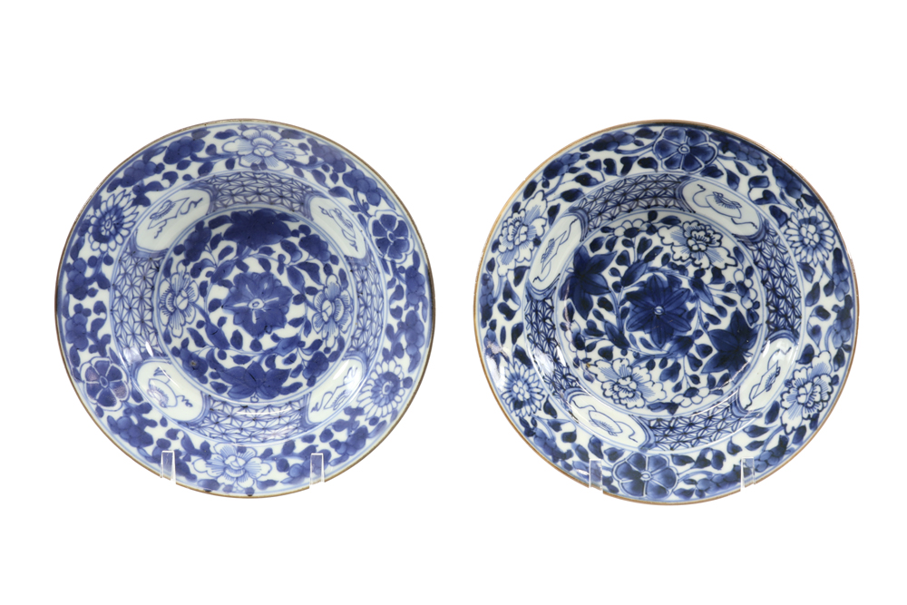 pair of small 18th Cent. Chinese plates in porcelain with blue-white flower decor || Paar kleine