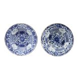 pair of small 18th Cent. Chinese plates in porcelain with blue-white flower decor || Paar kleine