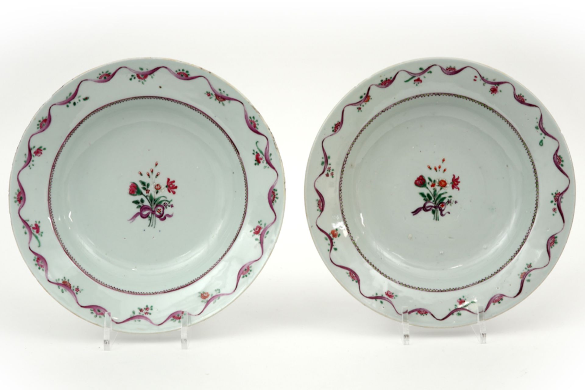 pair of 18th Cent. Chinese plates in porcelain with a 'Famille Rose' decor || Paar achttiende eeuwse