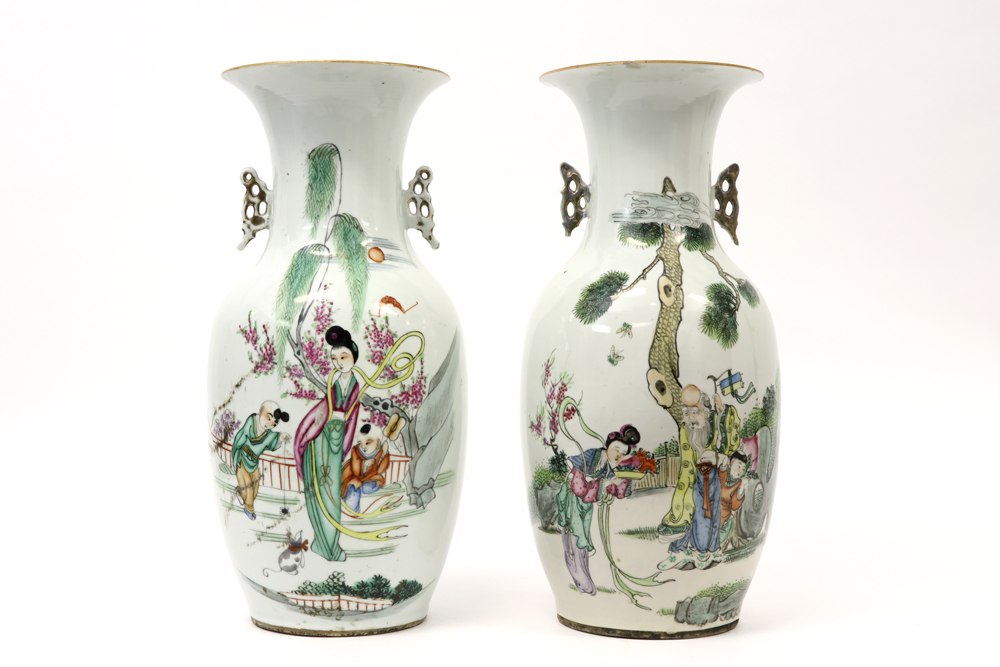 pair of Chinese vases in porcelain with polychrome decor, each with a Sage || Paar Chinese vazen