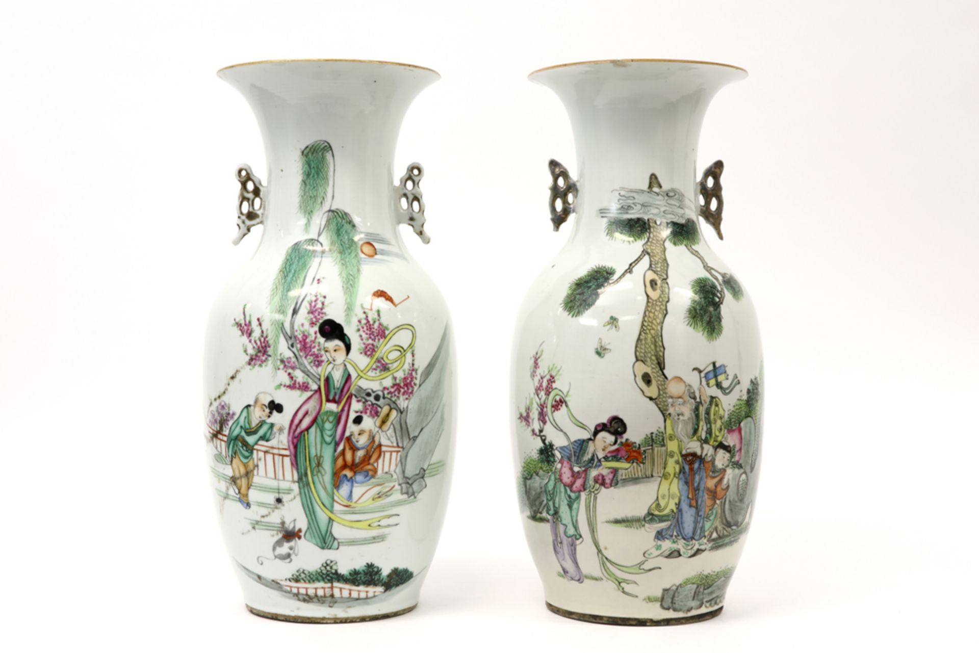 pair of Chinese vases in porcelain with polychrome decor, each with a Sage || Paar Chinese vazen
