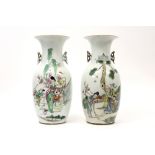 pair of Chinese vases in porcelain with polychrome decor, each with a Sage || Paar Chinese vazen