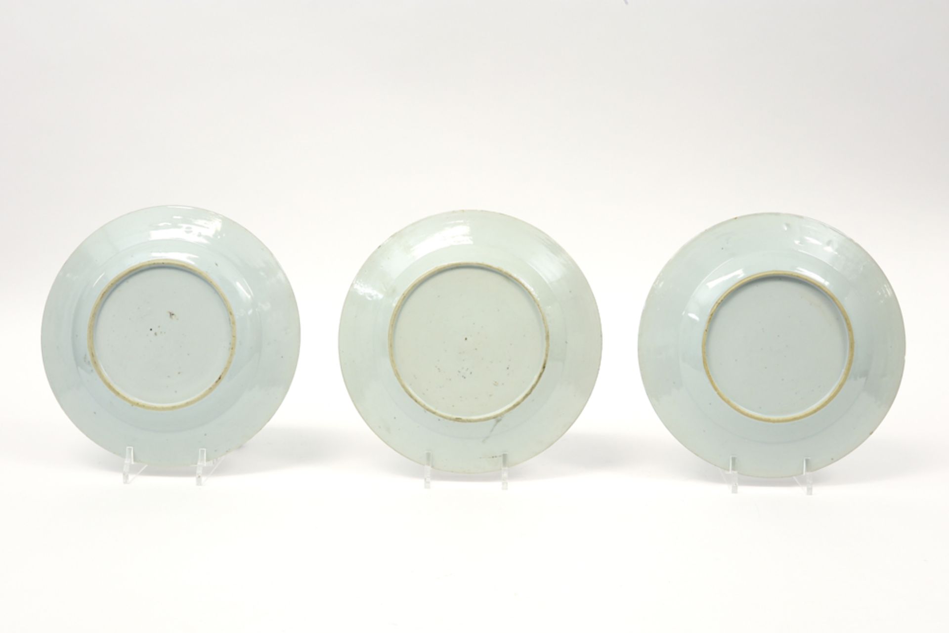 three 18th Cent. Chinese plates in porcelain with a polychrome flower decor || Drie achttiende - Image 2 of 2