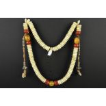 Himalayan "mala" with beads in carnelian, amber, shell and silver || Zgn "mala" (gebedssnoer) uit de