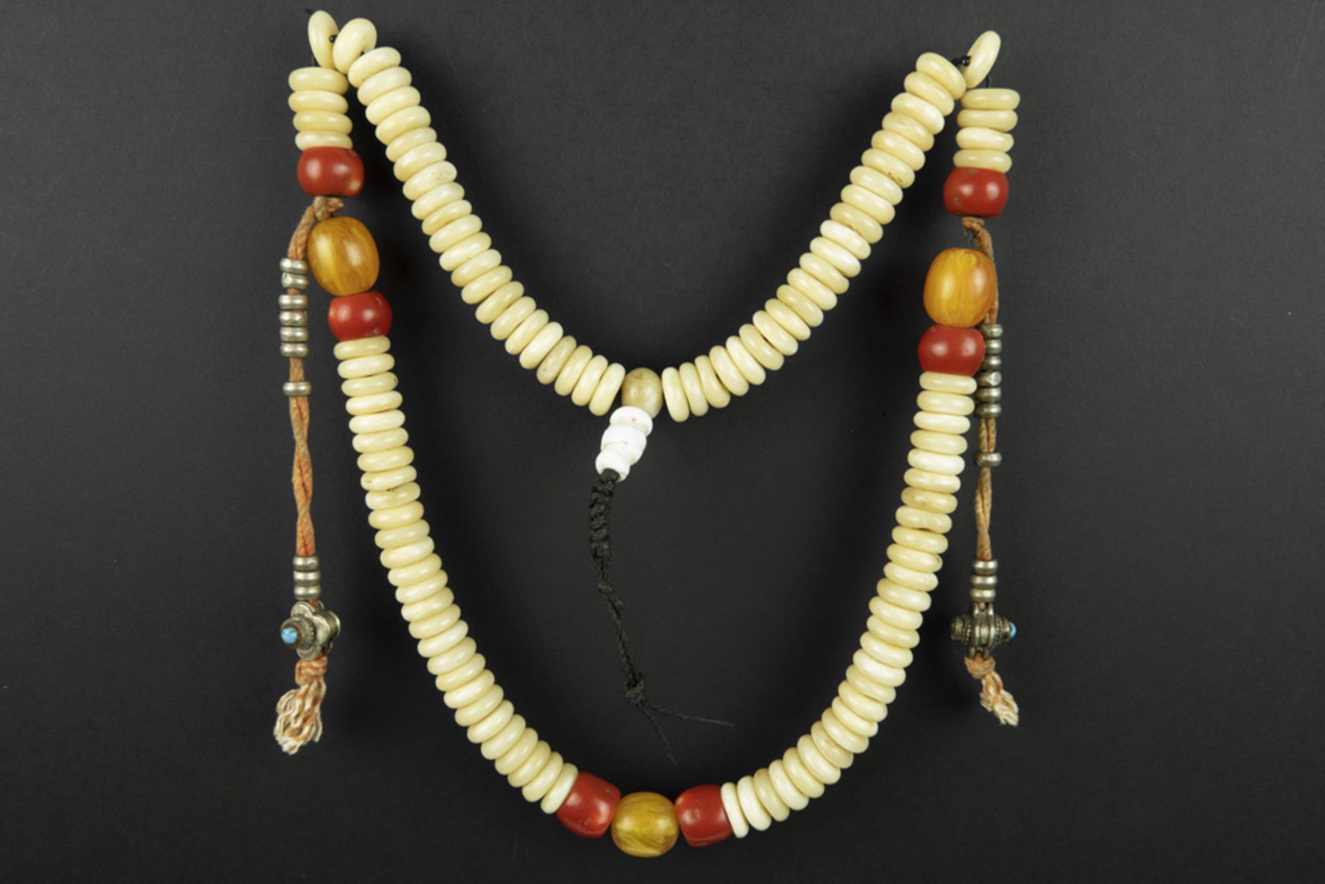 Himalayan "mala" with beads in carnelian, amber, shell and silver || Zgn "mala" (gebedssnoer) uit de