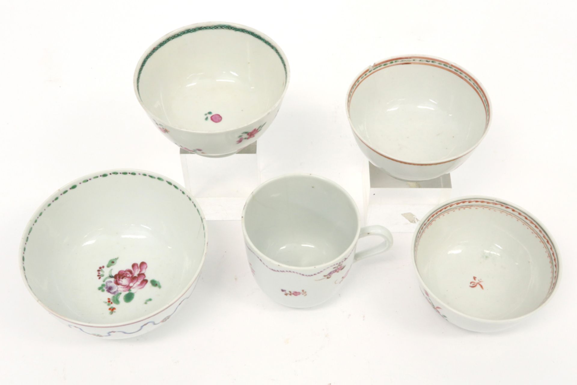five 18th Cent. Chinese cups in porcelain with polychrome decor || Lot van vijf achttiende eeuwse - Image 2 of 3