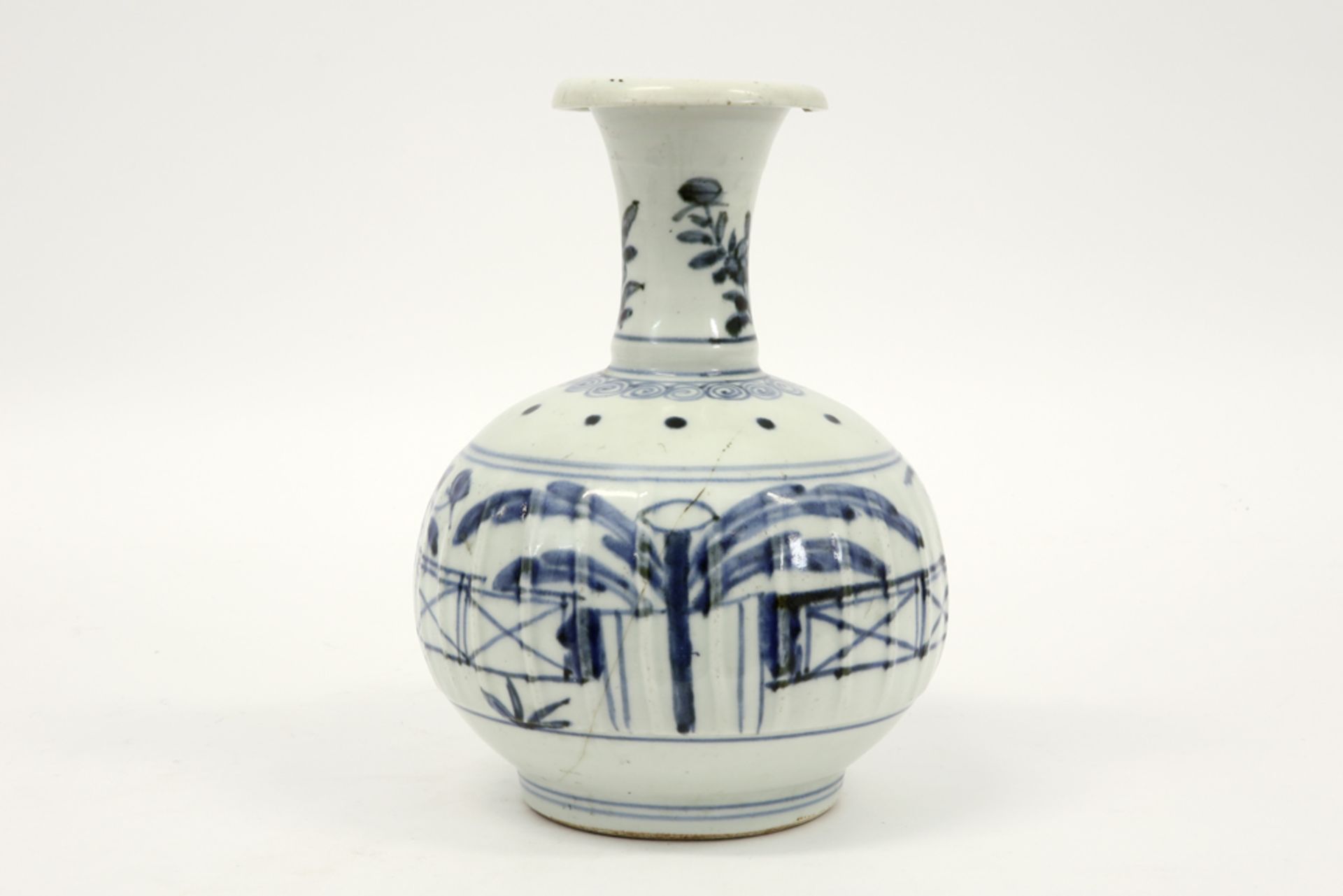 Chinese kendi in porcelain with a blue-white decor || Chinese zgn "kendi" met typische vorm in - Bild 4 aus 6