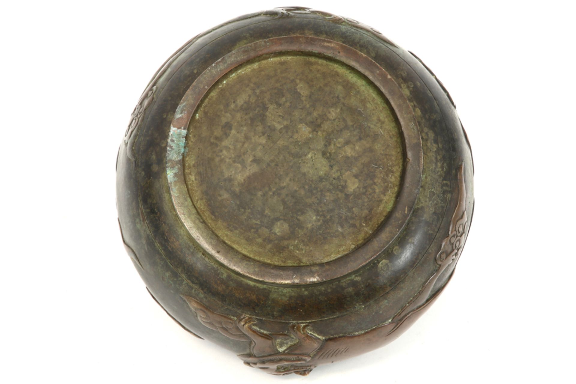 Chinese incense burner in bronze with a relief decor with temple lions || Chinese wierookbrander - Image 4 of 4