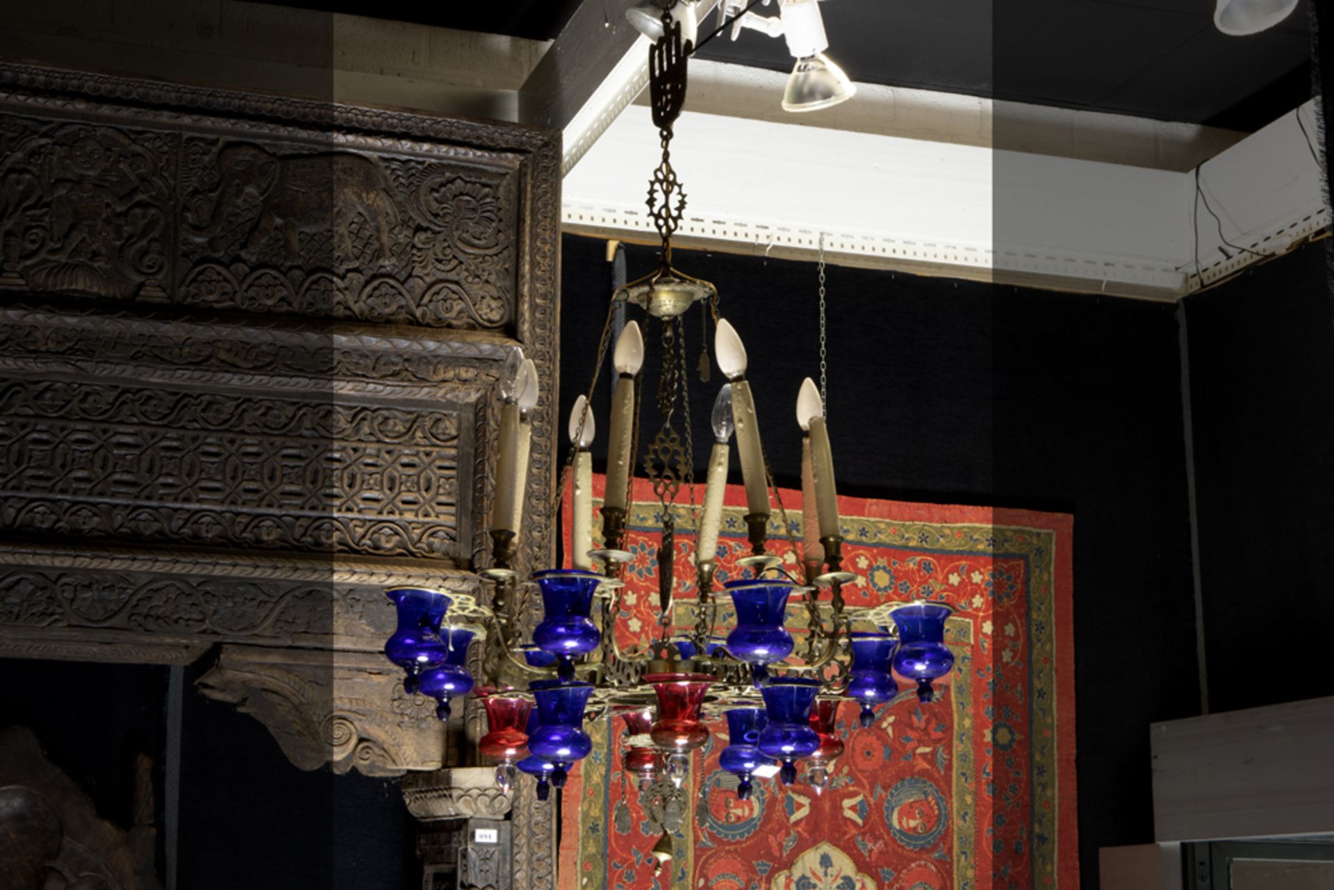 quite special Near East chandelier in brass with blue and red glass (oil)lamps || Speciale 'antieke'