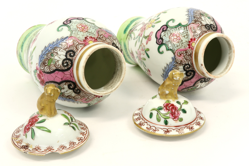 pair of small lidded 18th Cent. Chinese vases in porcelain with a 'Famille Rose' decor with cocks || - Image 4 of 5