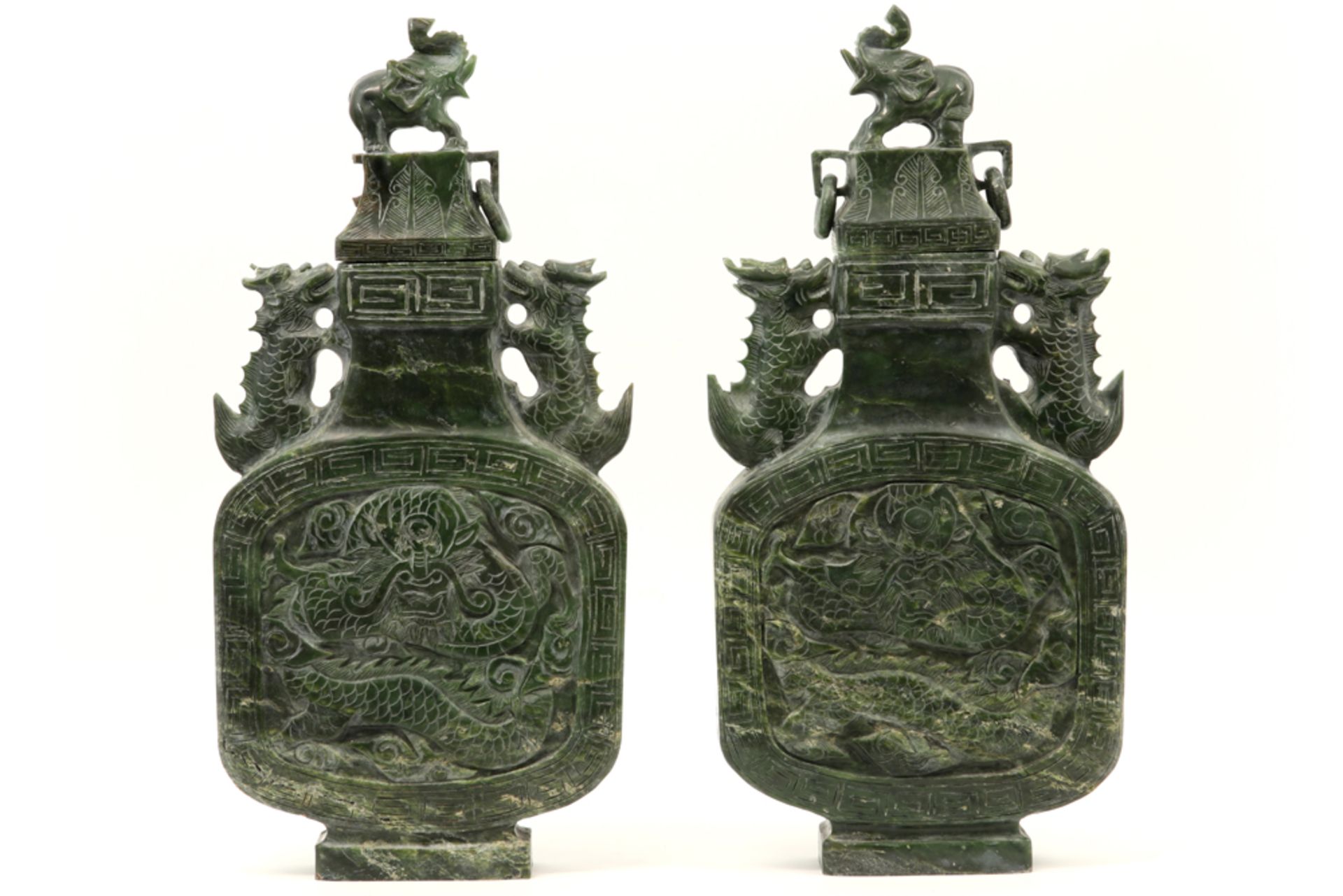 pair of Chinese Honan jade vases with lid with elephant || Paar Chinese vazen met deksel bekroond