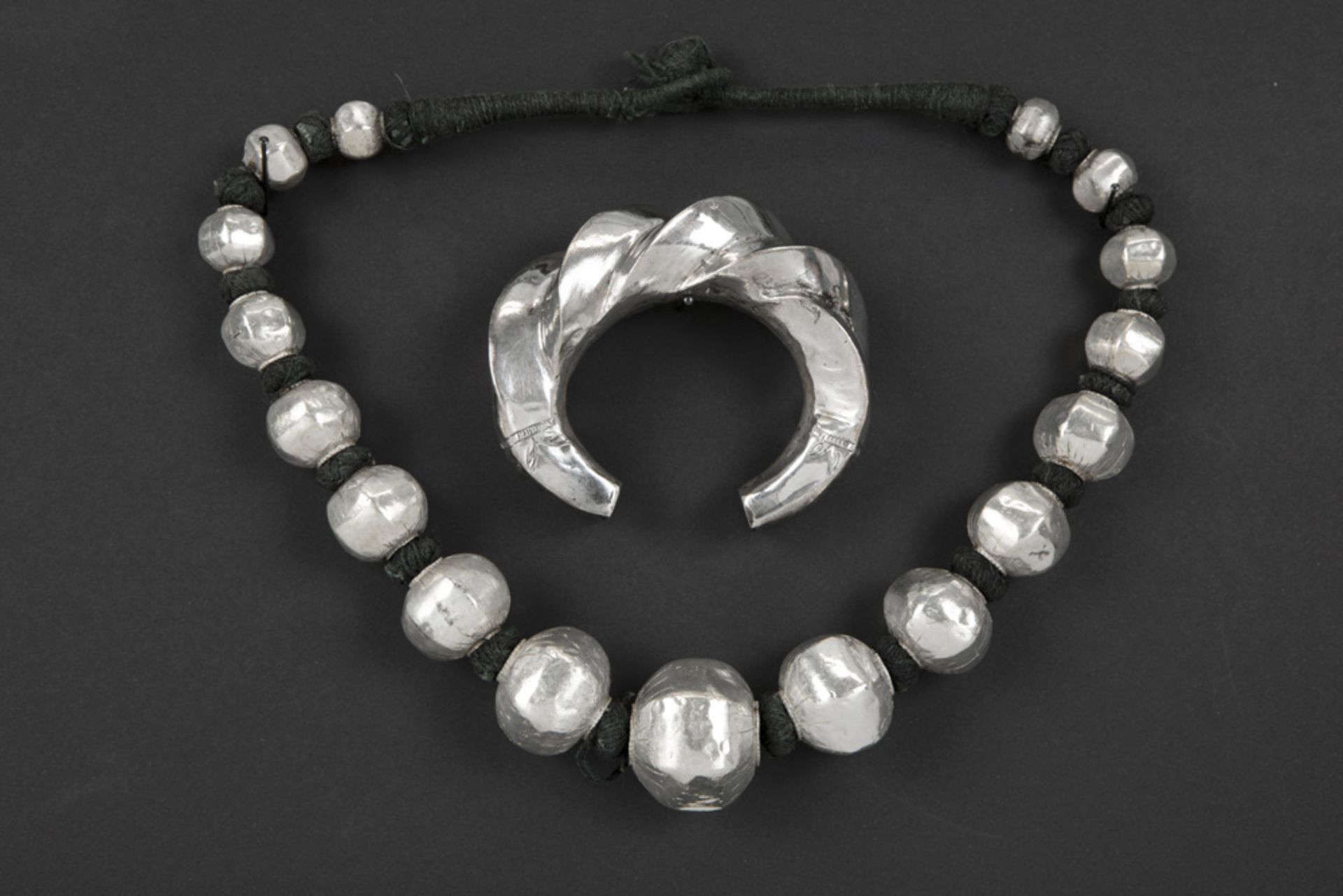 ethnic Indian necklace and bracelet in silver || Lot (2) met een etnisch-Indische collier en