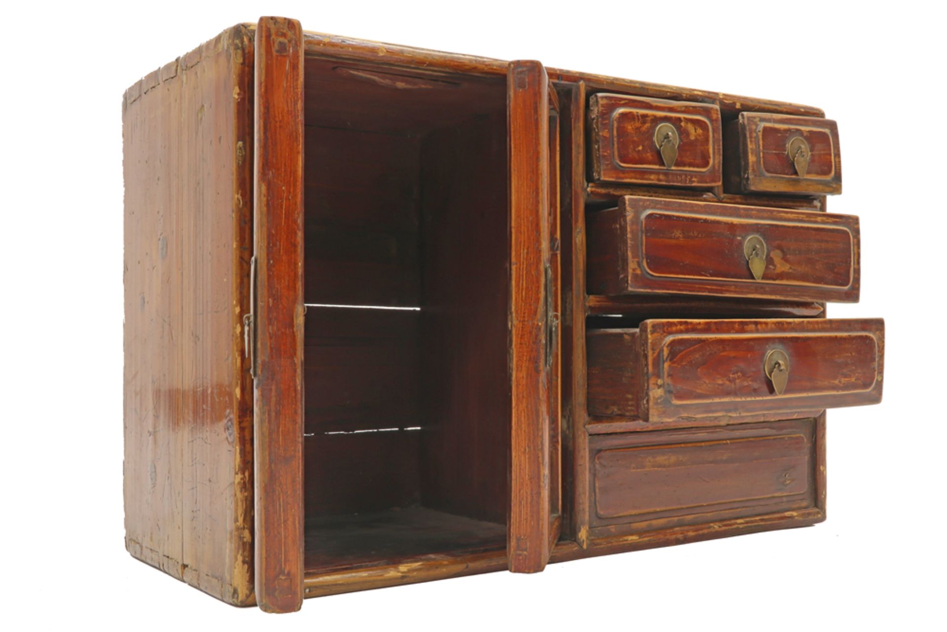 small antique Chinese cabinet || Antiek Chinees meubeltje met twee deuren en vijf laden - 38 x 56 - Image 2 of 2