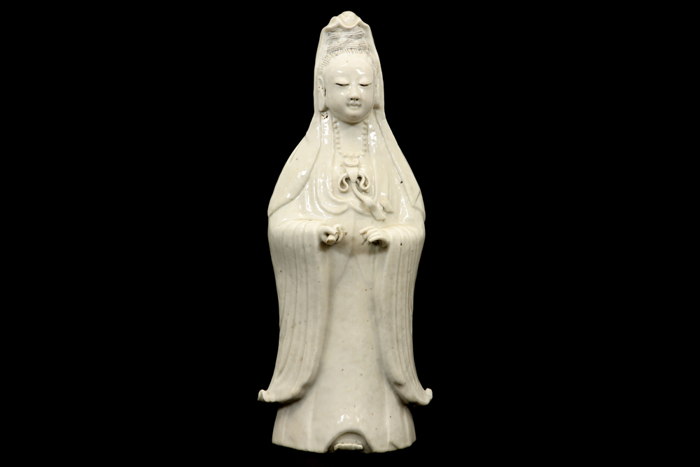 antique Chinese "Quan Yin" sculpture in "Blanc de Chine" porcelain || Antieke Chinese sculptuur