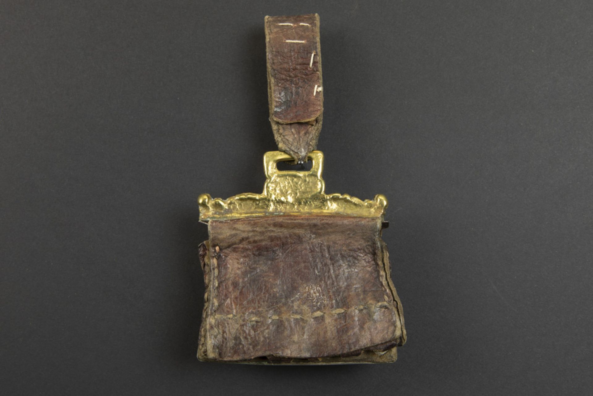 antique Tibetan purse in leather, brass and silver with a green stone bead || Antieke Tibetaanse - Bild 2 aus 2