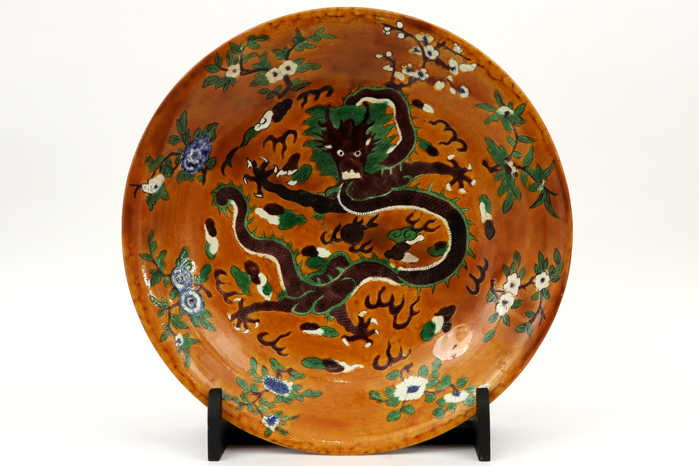 large Chinese dish in marked ceramic with a polychrome decor with dragons || Grote Chinese schaal in