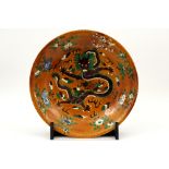large Chinese dish in marked ceramic with a polychrome decor with dragons || Grote Chinese schaal in