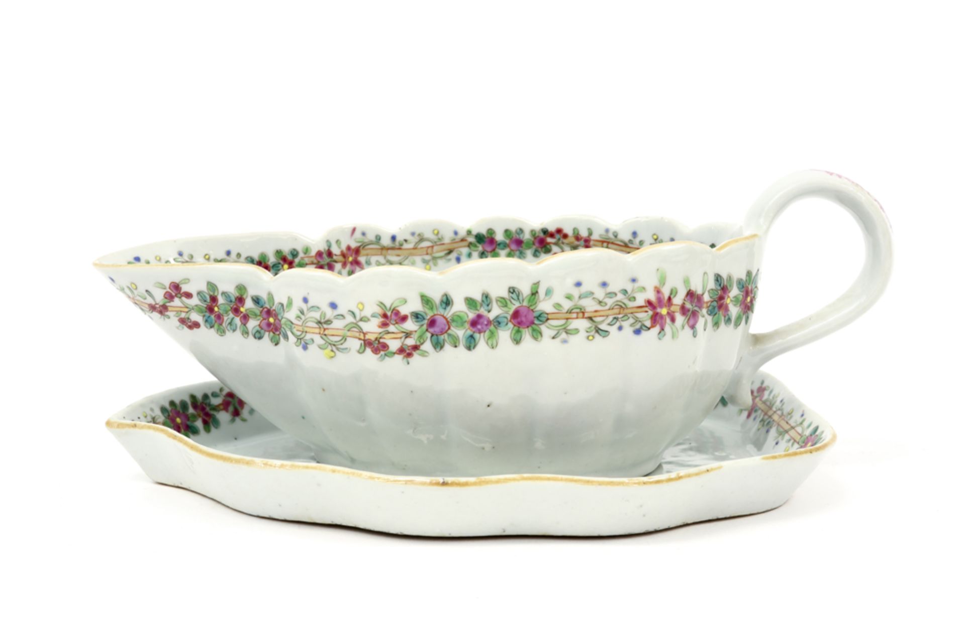 18th Cent. Chinese sauce boat with its matching dish in porcelain with 'Famille Rose' decor || - Image 2 of 4