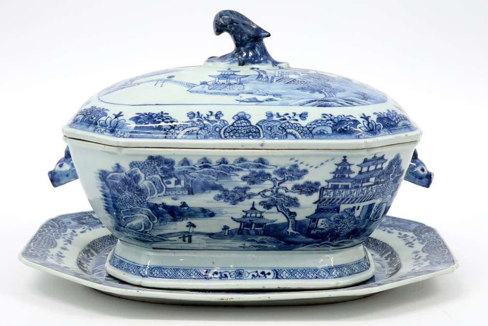 18th Cent. Chinese set of lidded tureen and its matching dish in porcelain with a blue-white