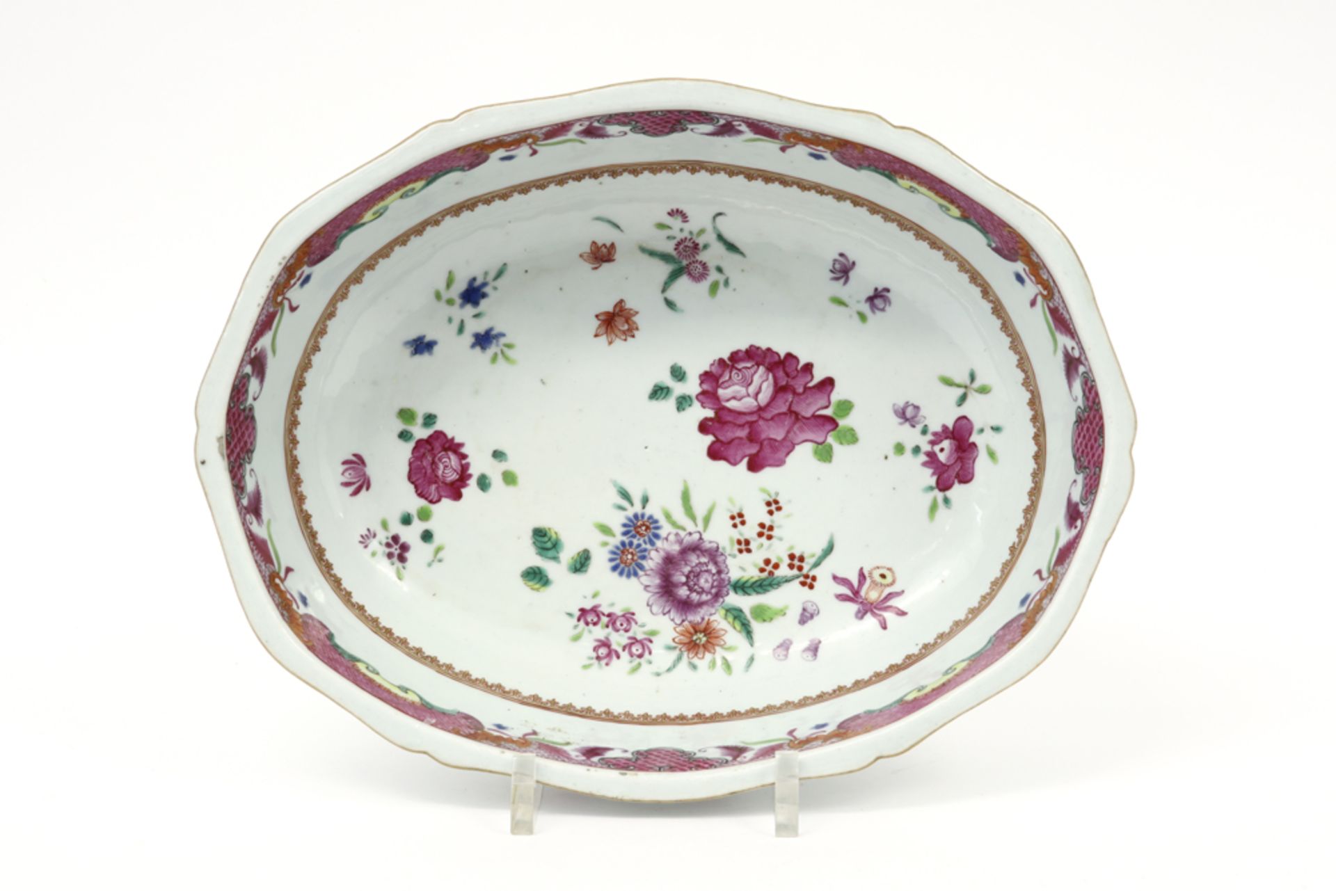 18th Cent. Chinese oval bowl in porcelain with a 'Famille Rose' flower decor || Achttiende eeuwse
