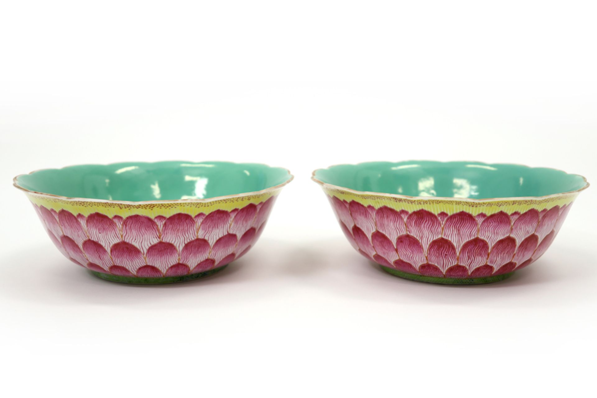 pair of 19th Cent. Chinese lotusflower-shaped Tao Kuang bowls in marked porcelain with 'Famille