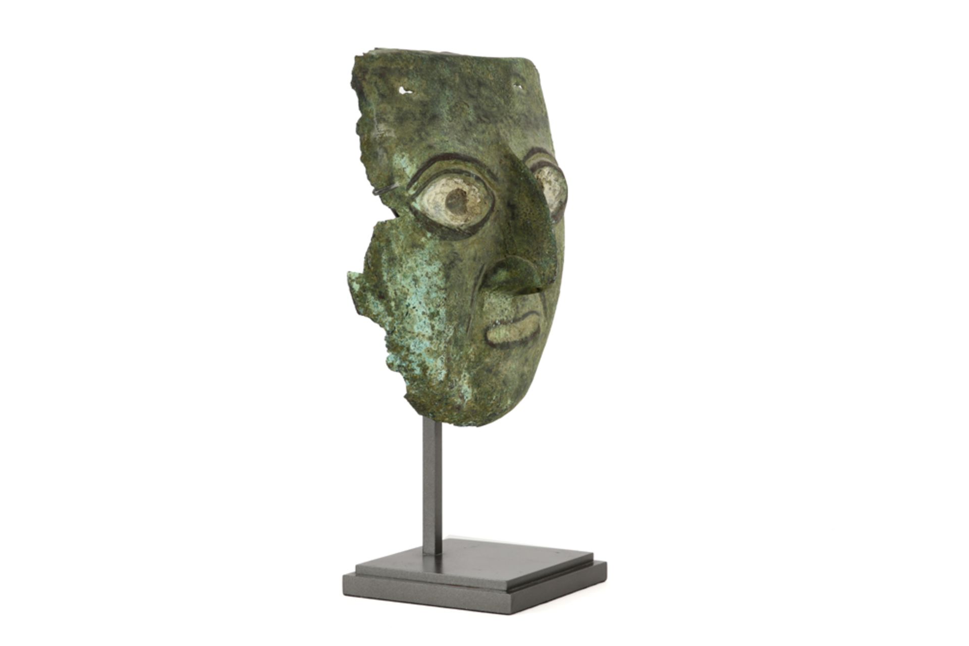 approx. 2000 year old Pre Columbian mask in a copper alloy with inlaid eyes prov : former collection - Bild 2 aus 3