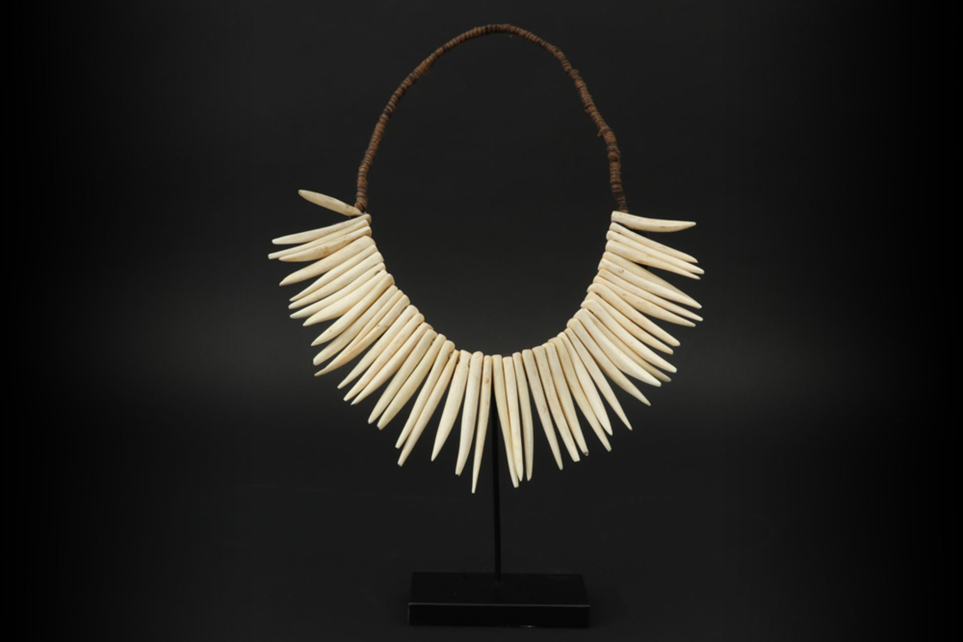 necklace with tooth-shaped pendants from the Fiji Islands || FIJI EILANDEN collier met tandvormige
