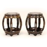 pair of Chinese rose-wood pedestals || Paar Chinese bijzettafels/piedestalles met rond blad in