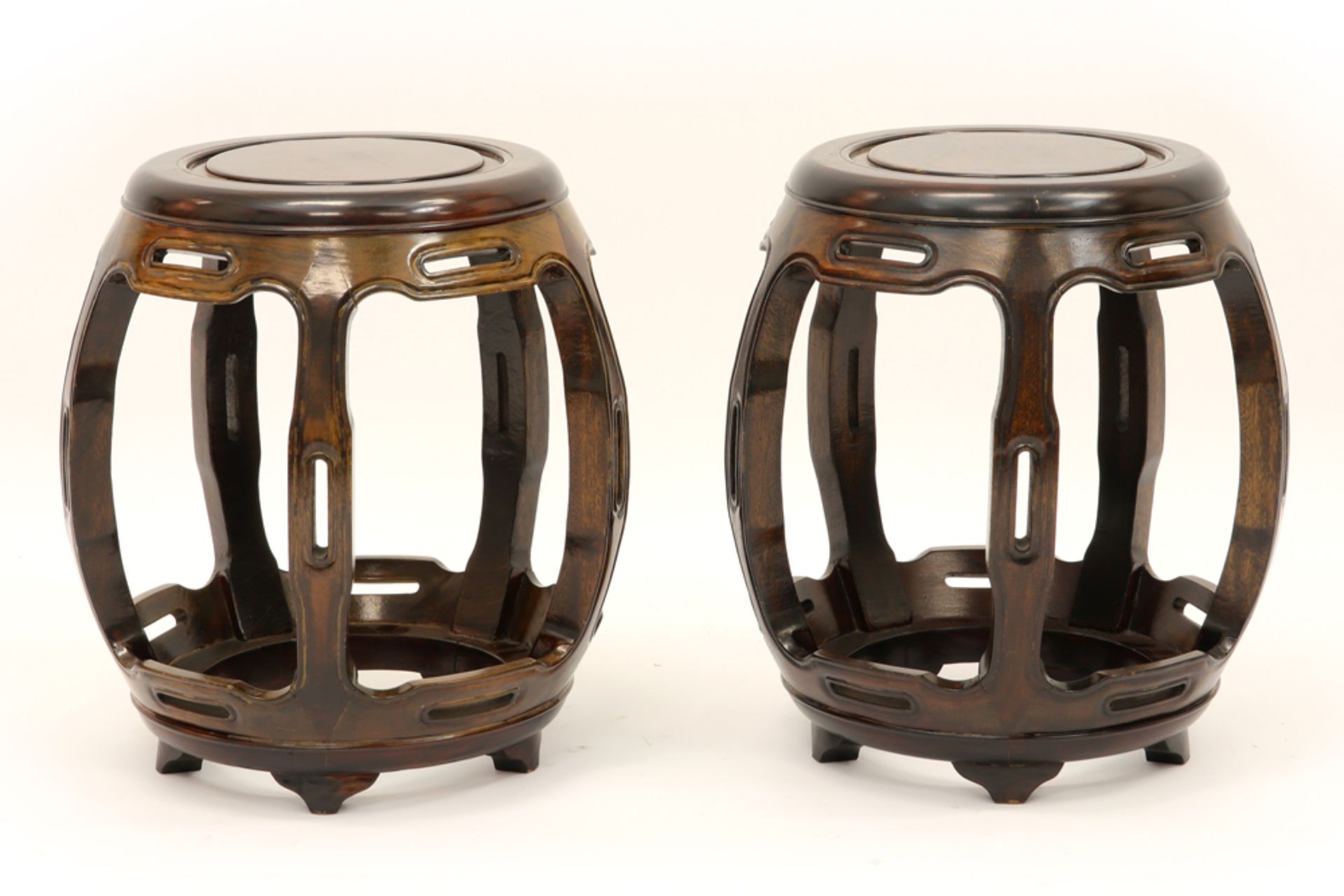 pair of Chinese rose-wood pedestals || Paar Chinese bijzettafels/piedestalles met rond blad in