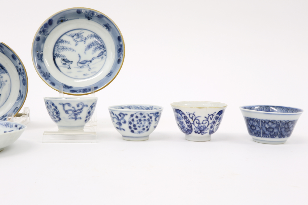 ten pieces of 18th Cent. Chinese porcelain with blue-white decor : cups and saucers || Lot (10) - Bild 2 aus 3