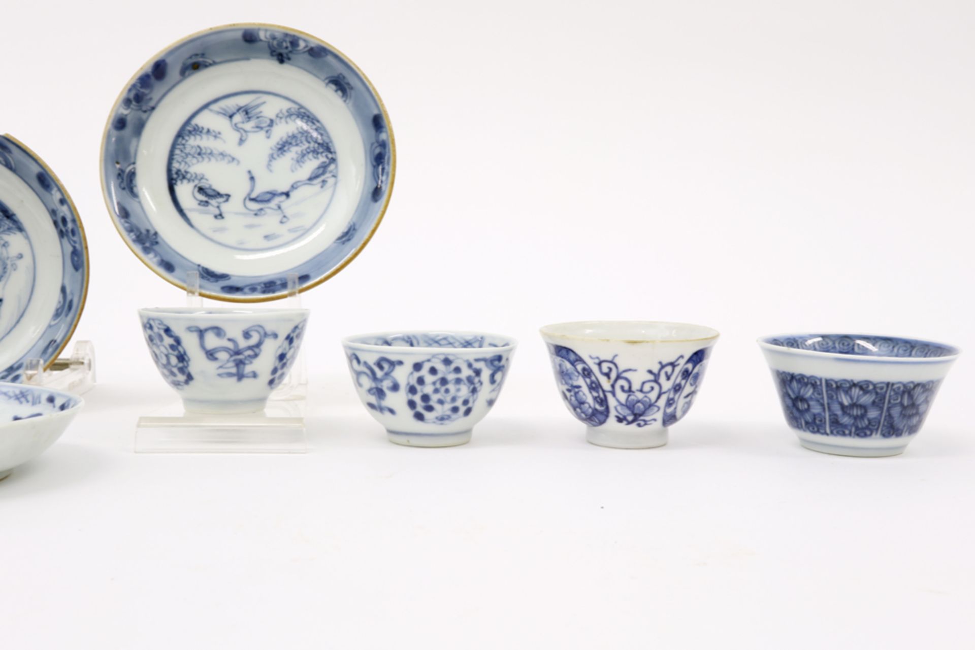 ten pieces of 18th Cent. Chinese porcelain with blue-white decor : cups and saucers || Lot (10) - Image 2 of 3