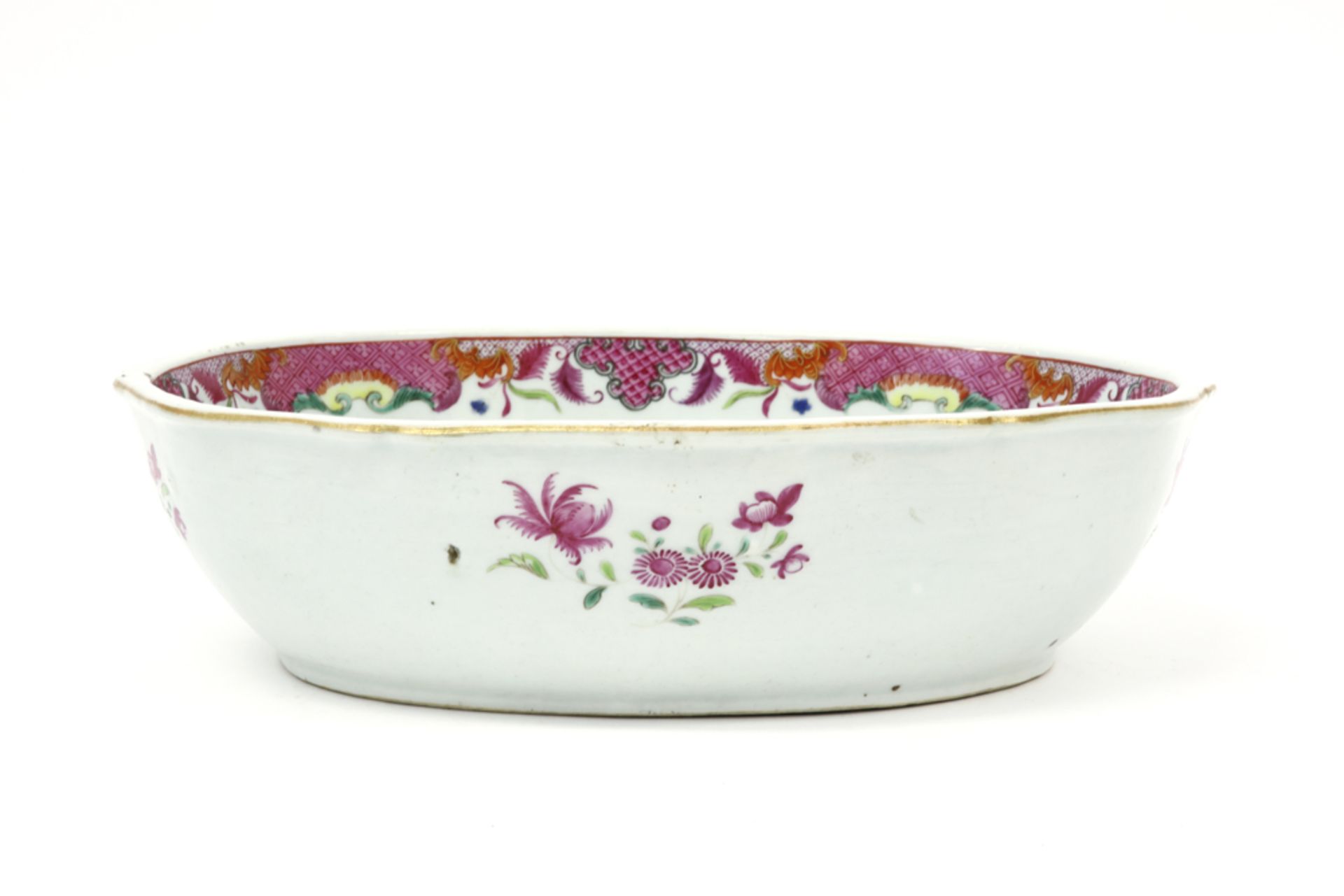 18th Cent. Chinese oval bowl in porcelain with a 'Famille Rose' flower decor || Achttiende eeuwse - Image 2 of 3
