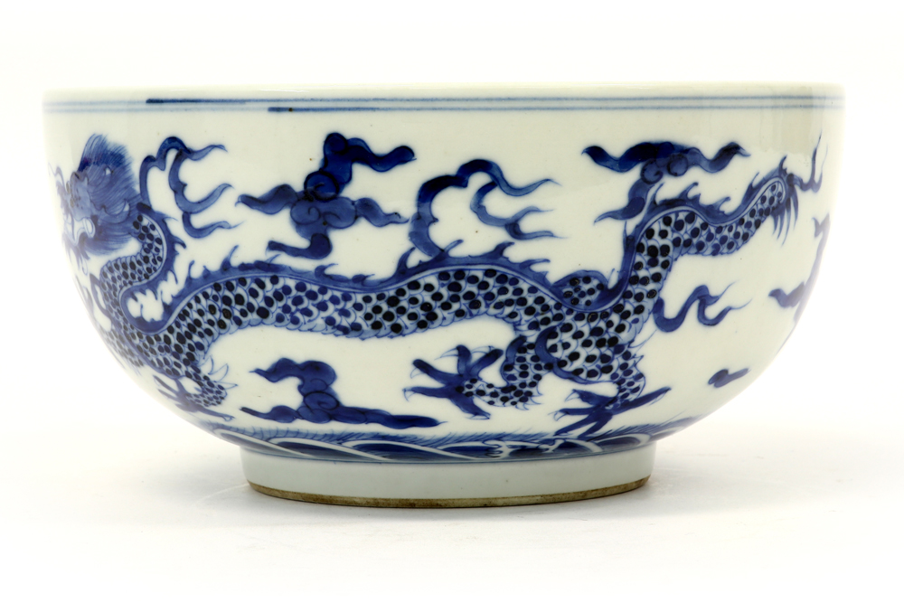 Chinese bowl in marked porcelain with a blue-white decor with dragons || Chinese bowl in gemerkt