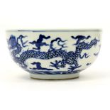 Chinese bowl in marked porcelain with a blue-white decor with dragons || Chinese bowl in gemerkt