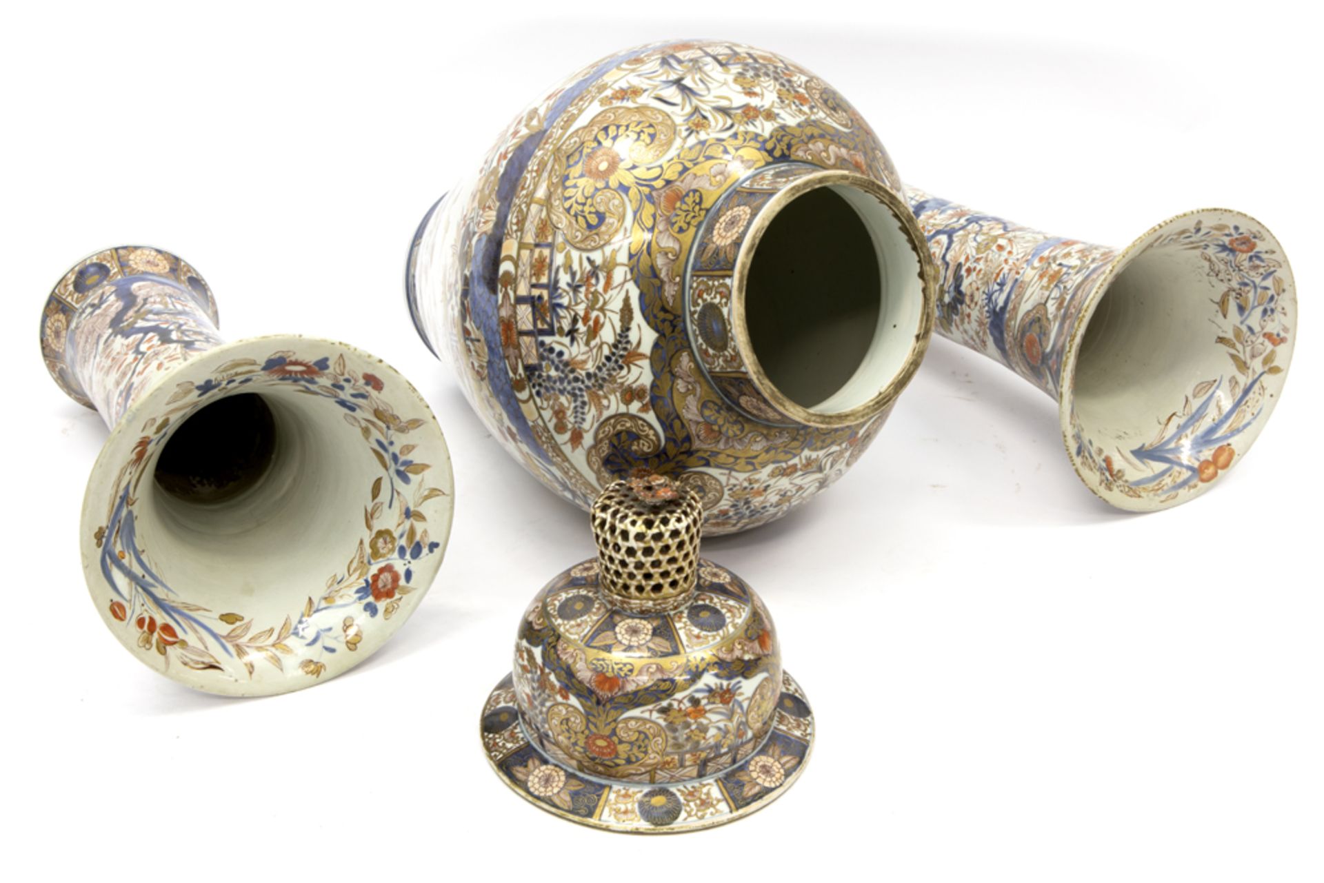 antique imposing 3pc garniture in porcelain with a fine Imari decor : a pair of vases and a vase - Bild 4 aus 5