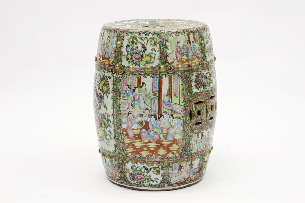 19th Cent. Chinese garden stool in porcelain with a typical Cantonese decor || Negentiende eeuwse