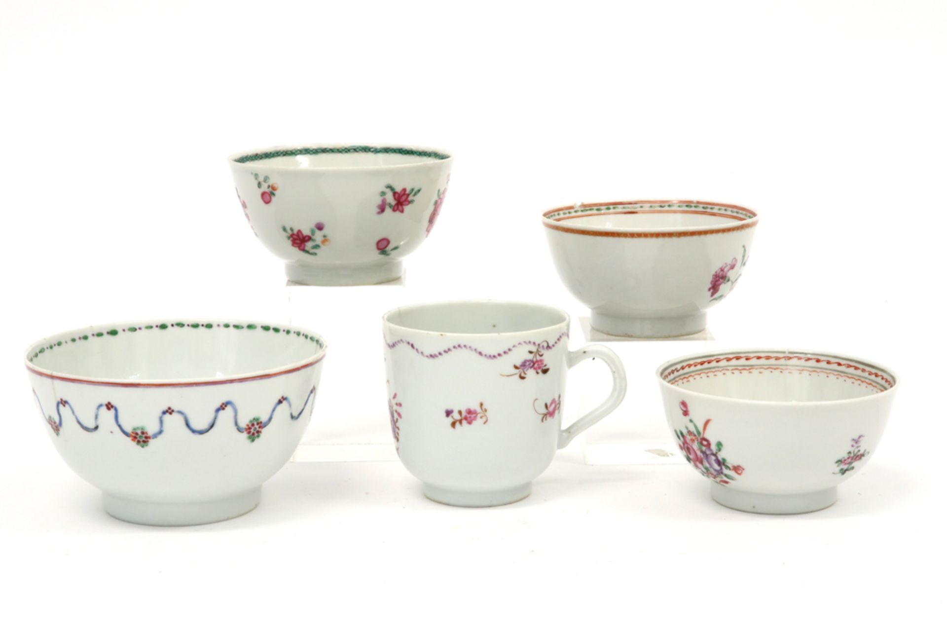 five 18th Cent. Chinese cups in porcelain with polychrome decor || Lot van vijf achttiende eeuwse