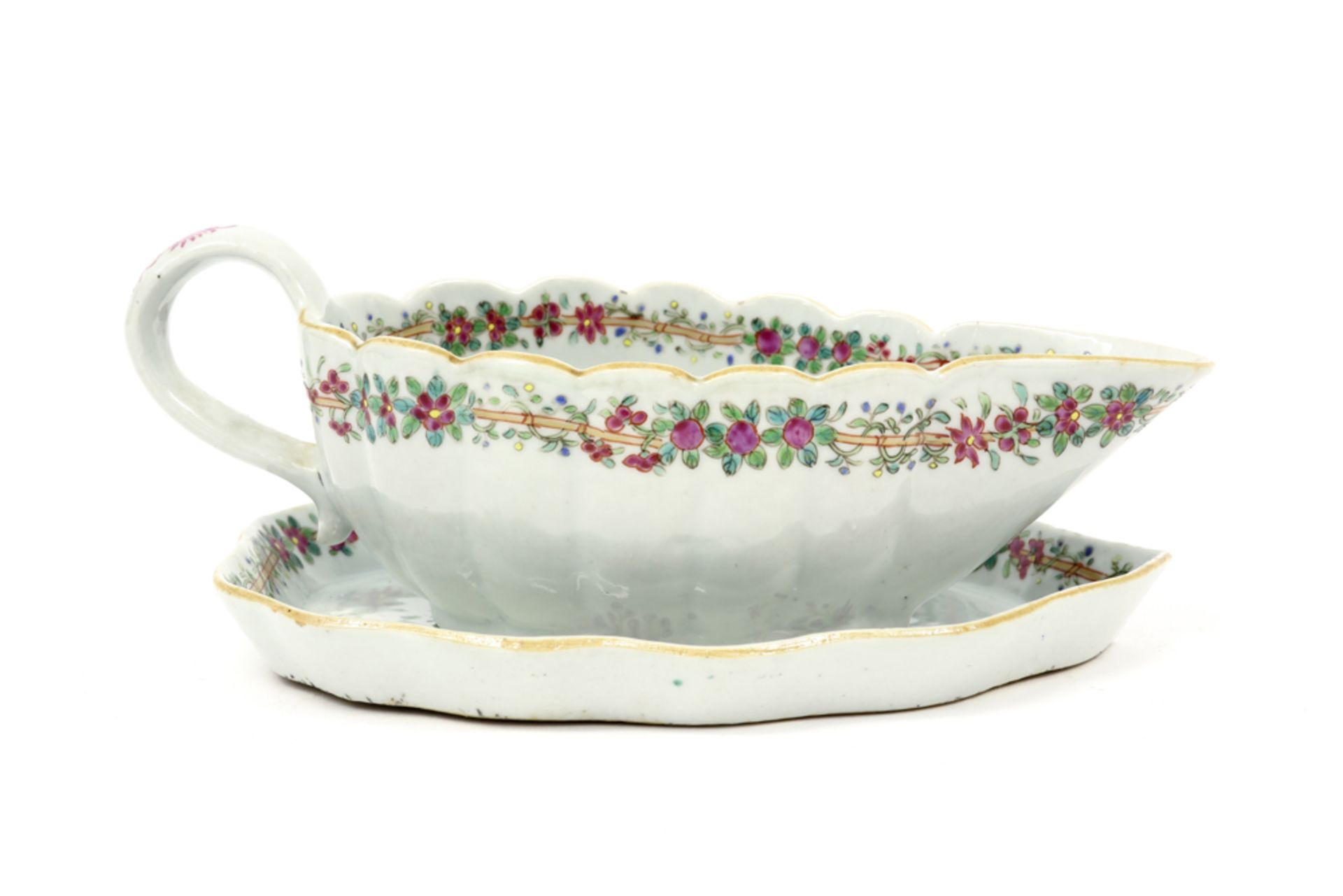 18th Cent. Chinese sauce boat with its matching dish in porcelain with 'Famille Rose' decor ||