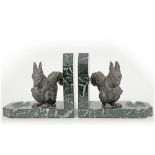 pair of Art Deco book-ends in marble each with a zamac Squirrel sculpture || Paar Art Deco-