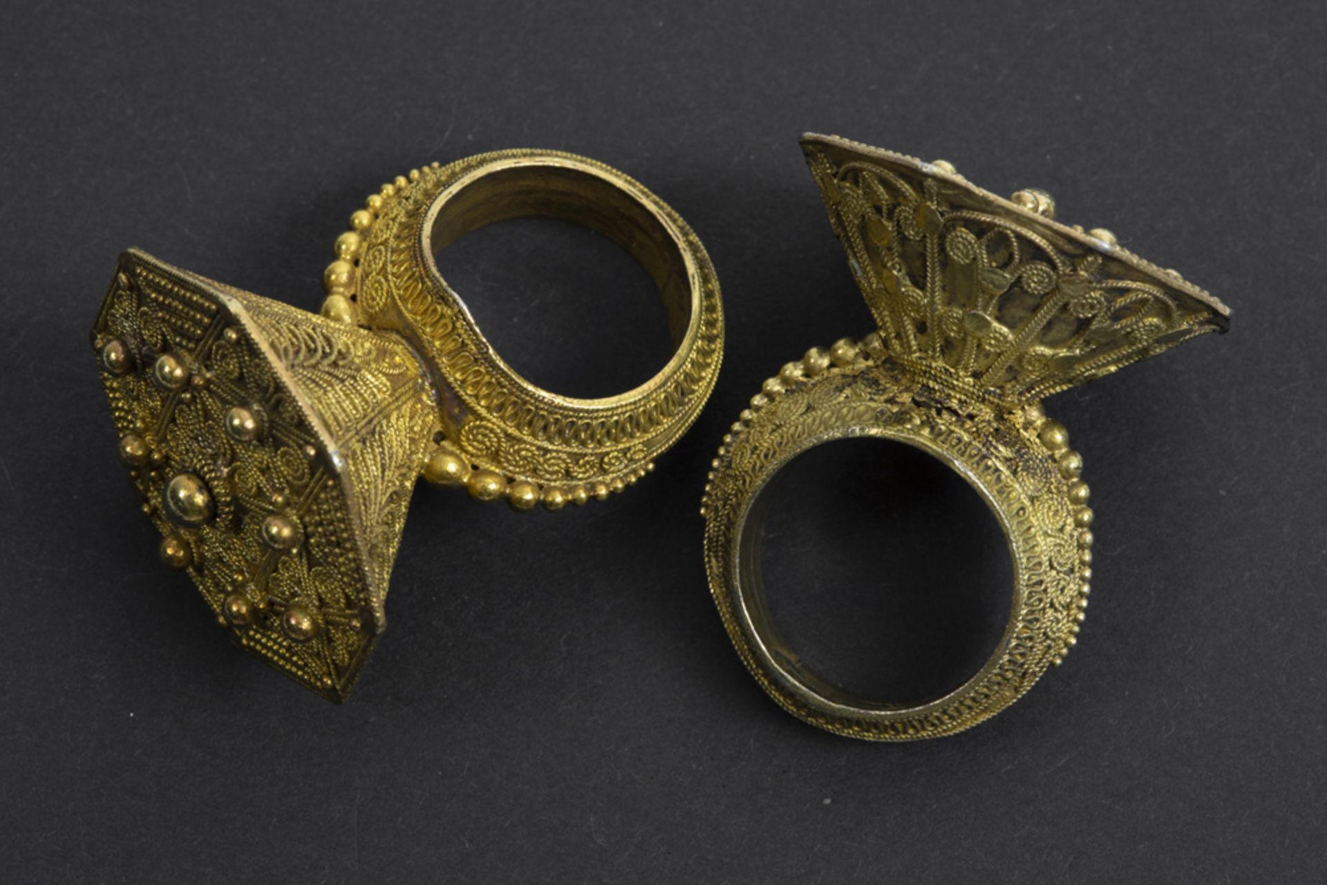 two 'antique' Indonesian Sumatra rings from the Batak with typical design in gilded silver - part of - Bild 2 aus 2